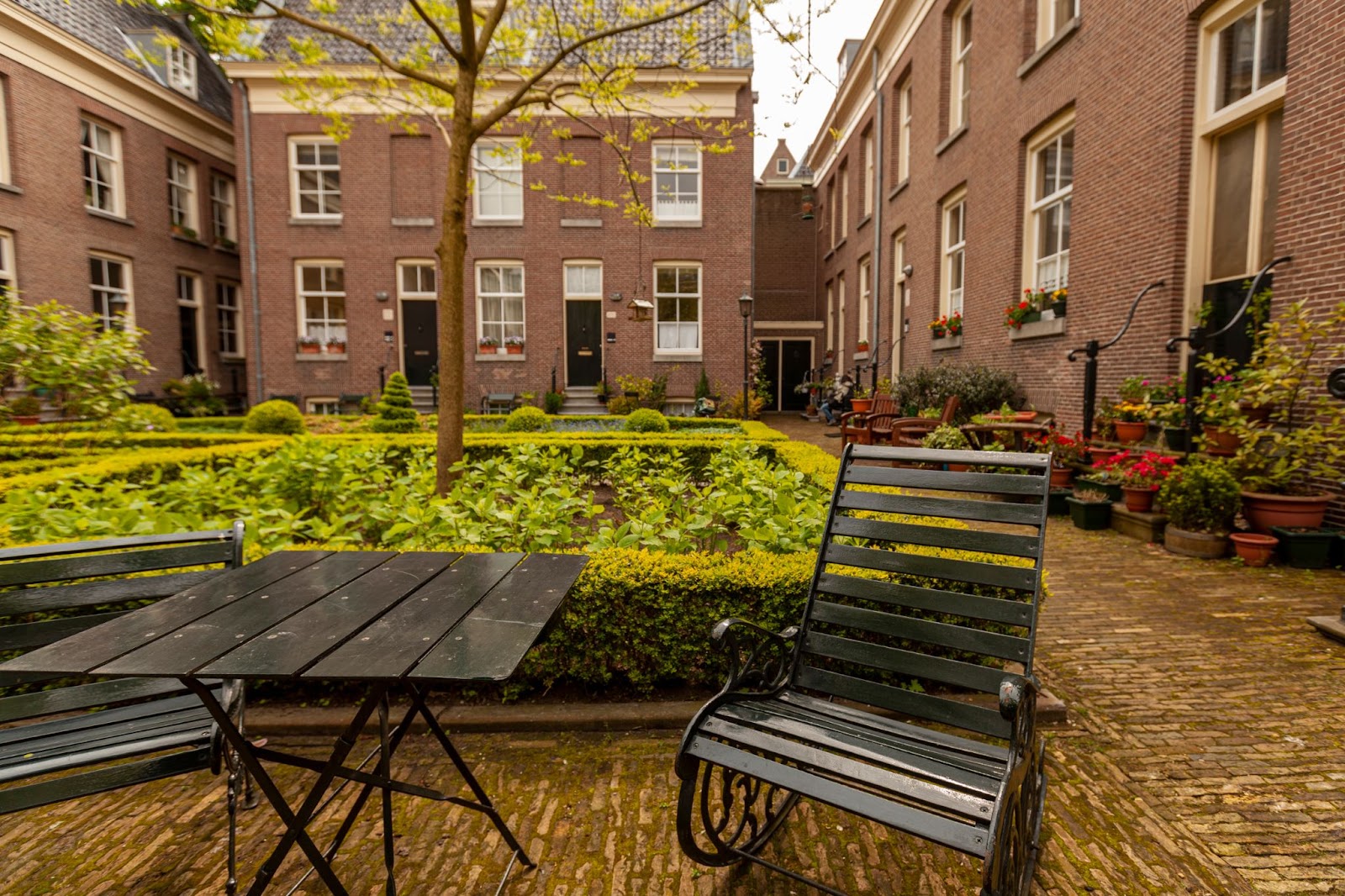 A rustic sitting area nestled in the center of a group of villa-style senior community homes.